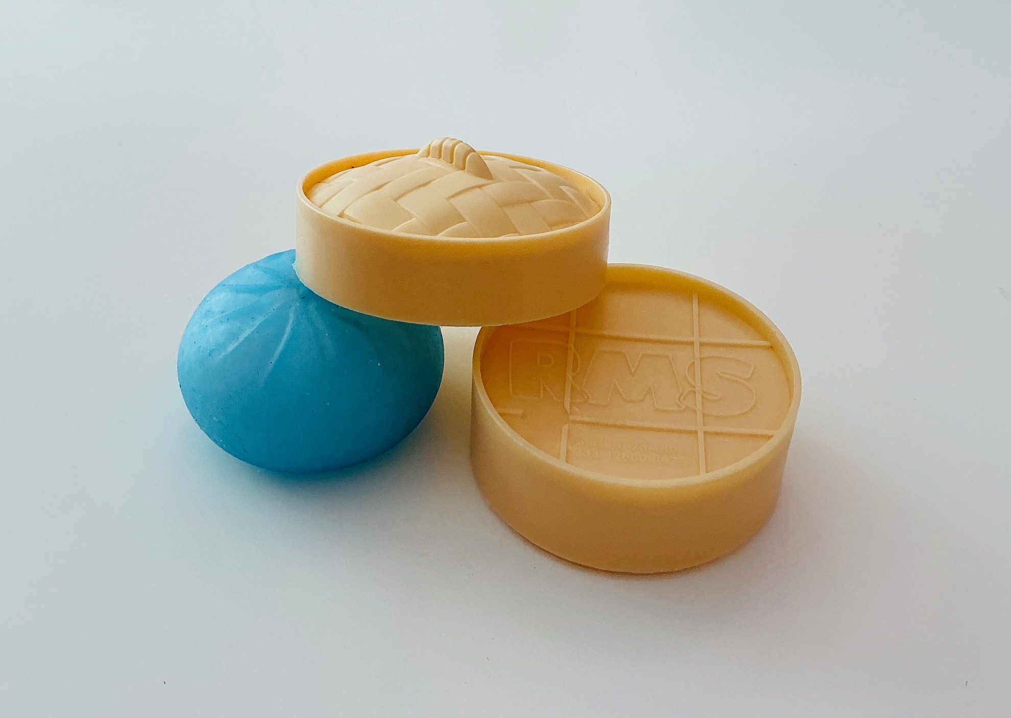 Unidentified round blue squishy with tan case